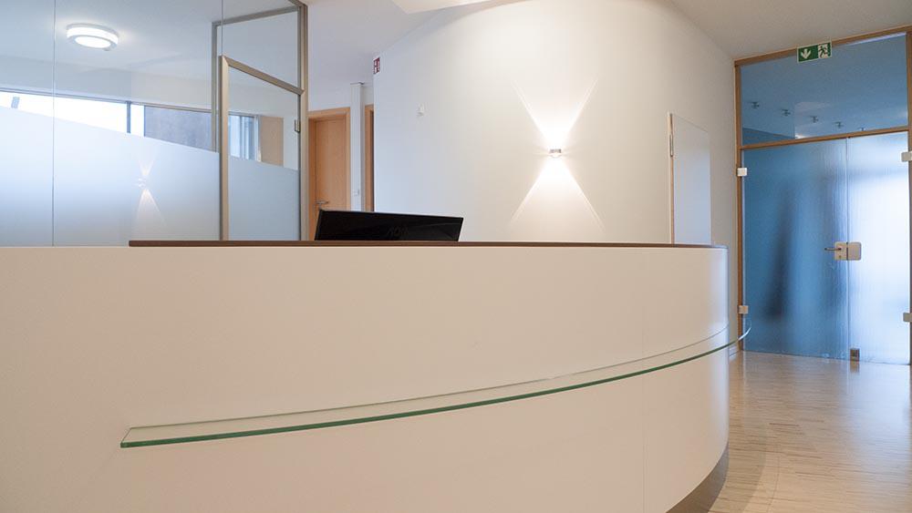 Empfangstresen mit Taschenablage Empfangstresen mit Taschenablage