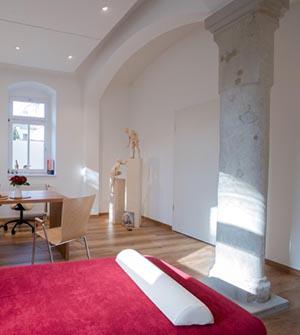 Steinsäule in einem Sprechzimmer Steinsäule in einem Sprechzimmer