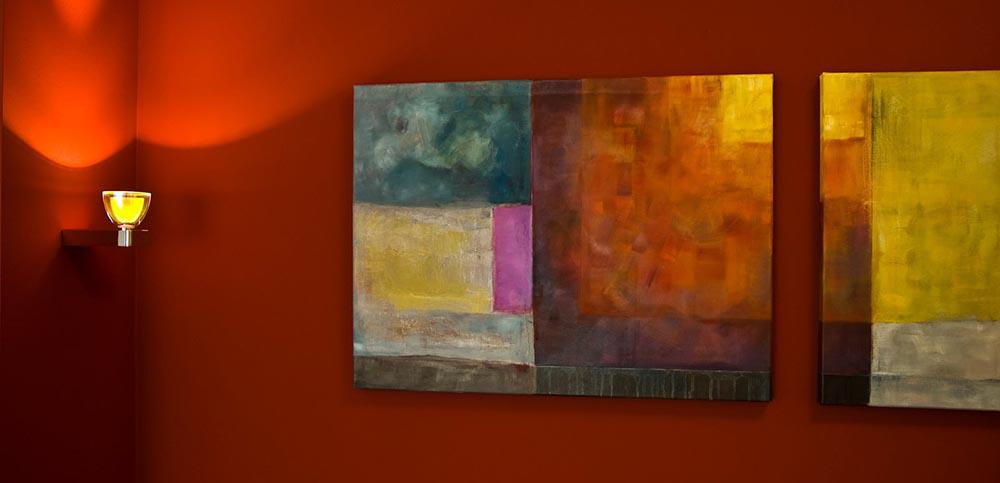 Rote Wand mit Wandleuchte und Bildern Rote Wand mit Wandleuchte und Bildern
